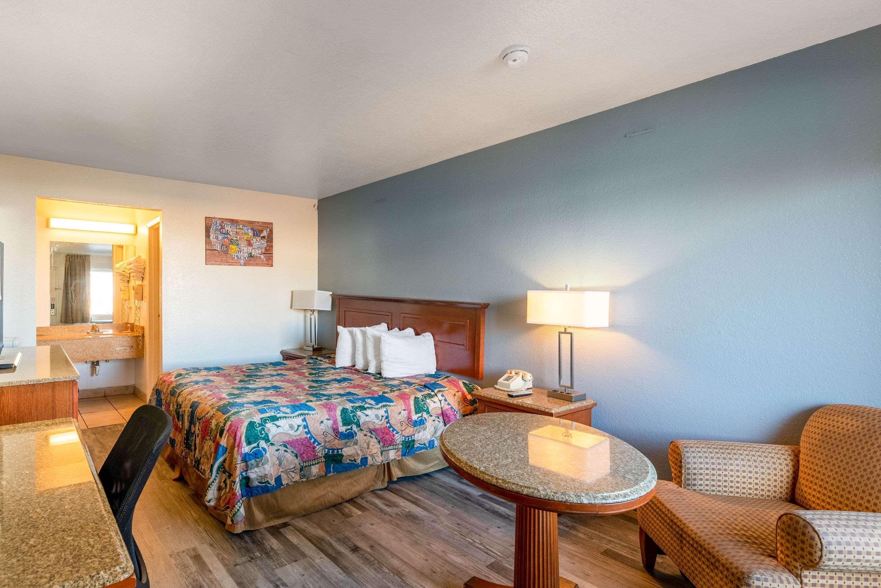 Lodge Econo Phoenix