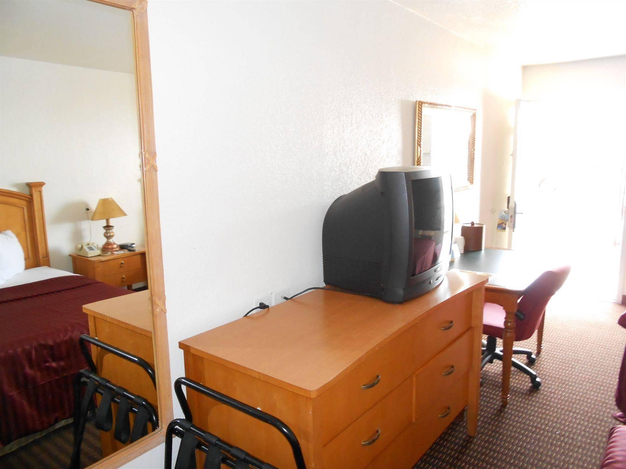 Lodge Econo Phoenix